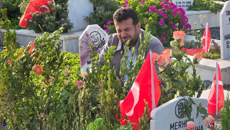 Deprem Şehitliğinde Bir Duygu seli: Bu Bayram Başka Bir Anlam Taşıyor