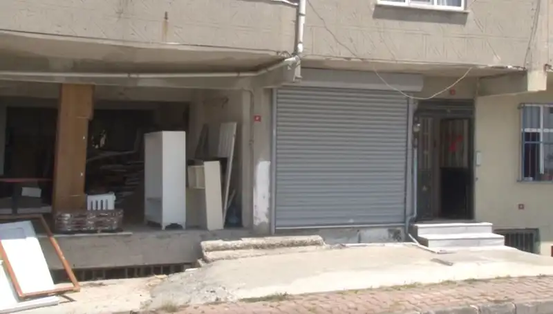 Kiracıların İsyanı: Bina Sahibi Kargoları Çalıyor, Camlara Taş Atıyor