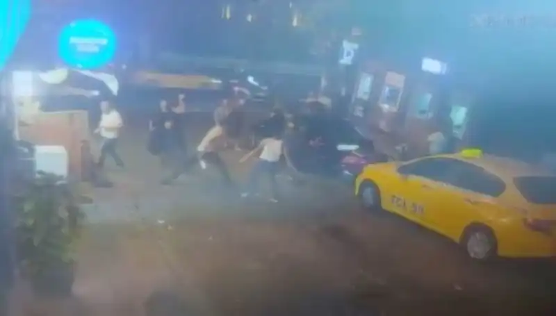 Beyoğlu'nda Gerilim Tırmandı: Laf Atma Kavgasında Kan Aktı