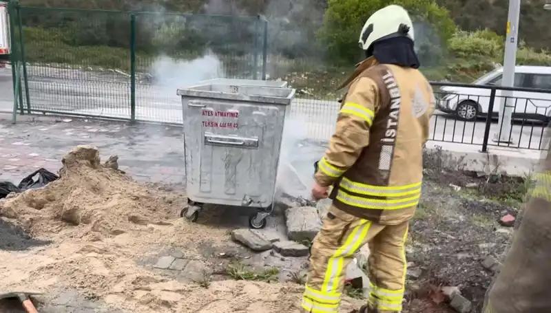 Başakşehir’deki Çöp Konteynerinden Yükselen Dumanlar, Kimyasal Madde İhtimaliyle Panik Yarattı