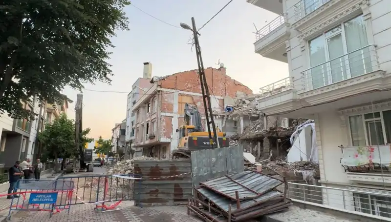 Yıkım Sürecinde Elektrik Kablosu Koptu, İki Sokak Karanlıkta Kaldı!