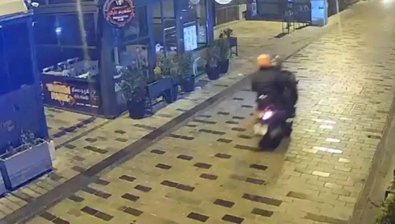 Gece Kulübünde Şok Haraç Saldırısı: Torpil ve Silahlar Müzik Dolu Gecede Patladı