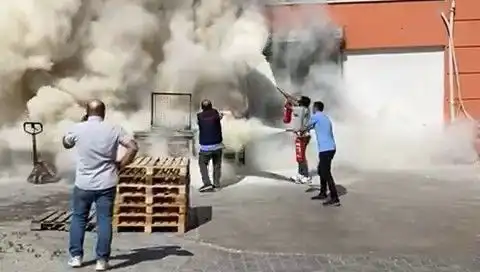 AVM Depo Alanında Klimalar Üzerinde Çıkan Yangın Panik Yaratı