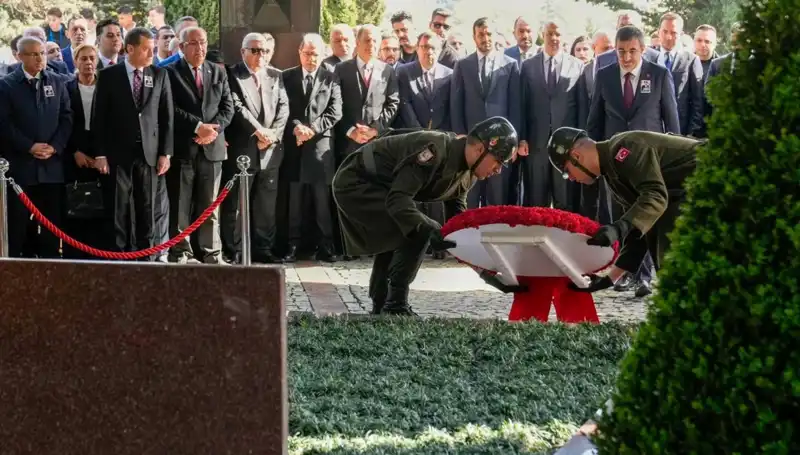 8. Cumhurbaşkanı Turgut Özal, Mezarı Başında Gözyaşlarıyla Anıldı