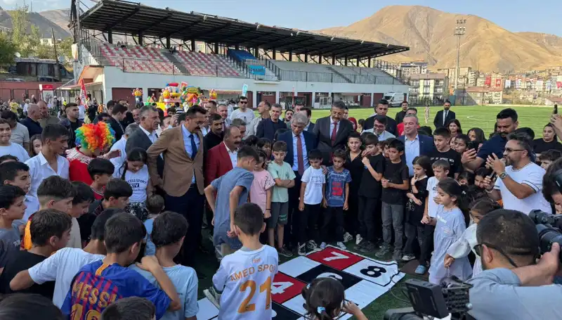 Hakkari'de Geleneksel Anadolu Şenliği: Renkler, Kültürler ve Coşku Bir Araya Geldi