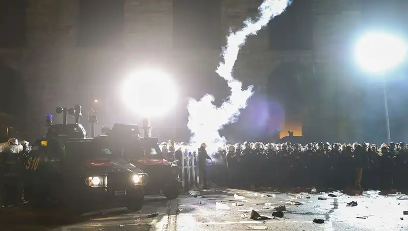 Saraçhane’de Gerilim! Polise Saldıran Grupla Yoğun Müdahale