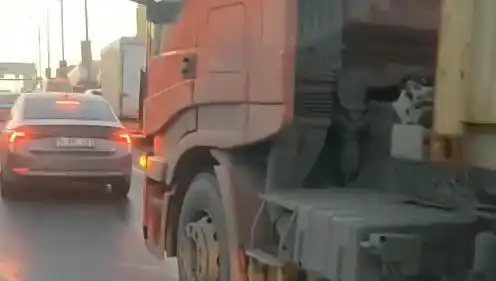 D-100'de Yol Verme Kavgası: TIR'ı Üzerine Süren Sürücü Araçları Şoke Etti