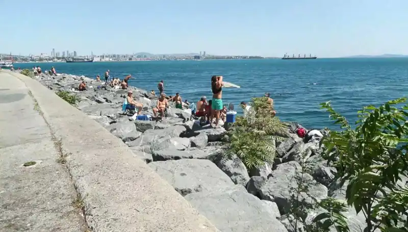 İstanbul’da Yaz Coşkusu Yeniden Başladı: Sahil ve Parklar Dolup Taştı