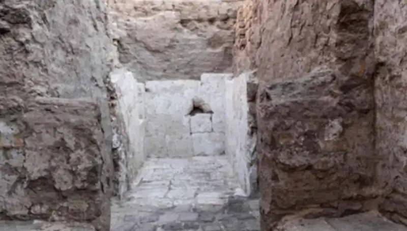 Mısır’da 3,500 Yıl Öncesine Ait Bilinmeyen Kraliyet Mezarı Keşfedildi!