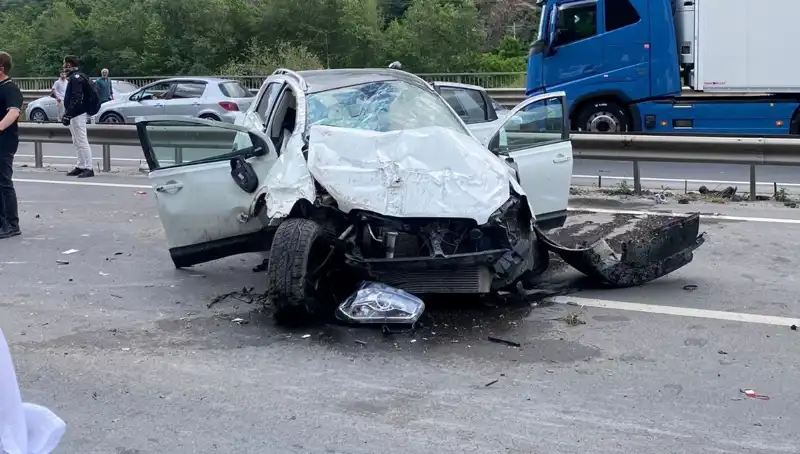 Dikkatsizlik Can Alıyordu: Beton Kanal ve Bariyerlere Çarpan Araçta 3 Yaralı