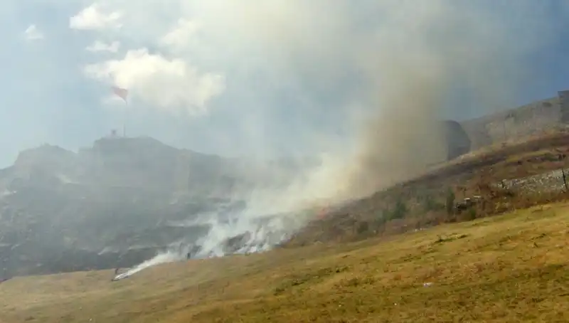 Kars Kalesi'nin Eteklerindeki Anız Yangını, Korku Dolu Anlar Yaşattı