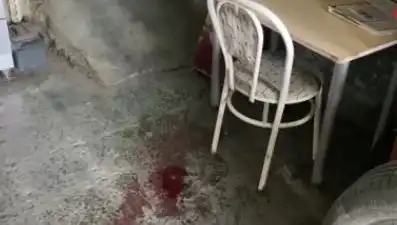 Sandalyeden Düşen Adamın Büyükanne Esprisi Hayatını Tehdit Etti