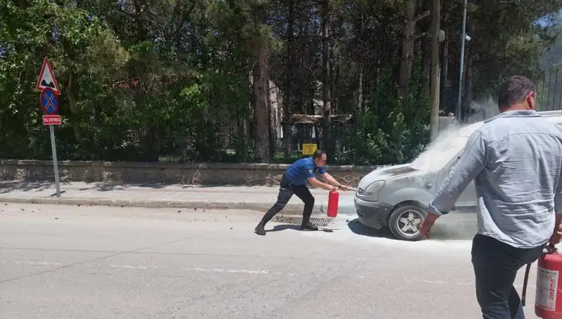 Emniyet Müdürlüğü Önünde Yangın: Araç alev alev yandı, polis müdahale etti!