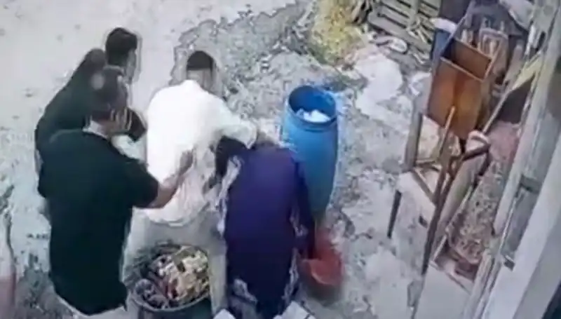Başakşehir’de Sıra Dışı Kavga: Baba ve Oğul, Bidon Yüzünden Kadını Darbetti