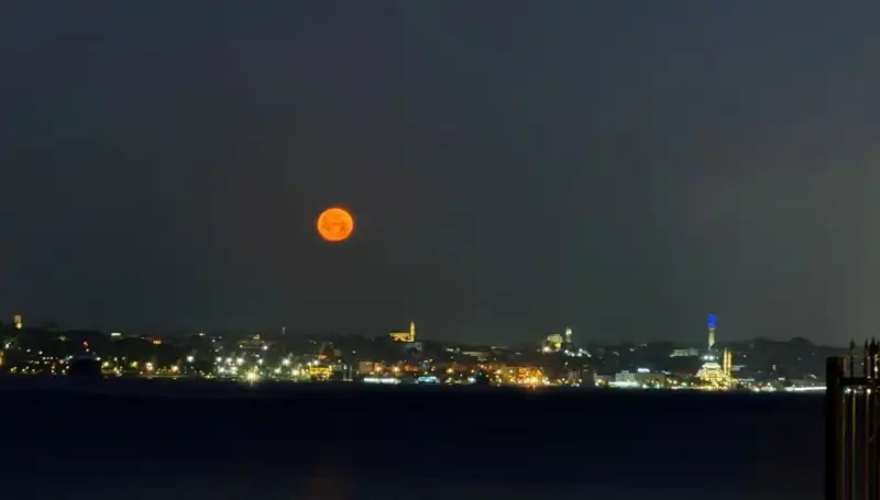 İstanbul'da Çilek Dolunayı Görsel Şölene Dönüşüyor!