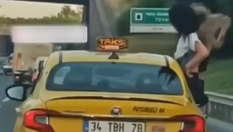 TEM Otoyolu'nda Şok Eden Görüntü: Taksinin Camından Sarkan Gençler!