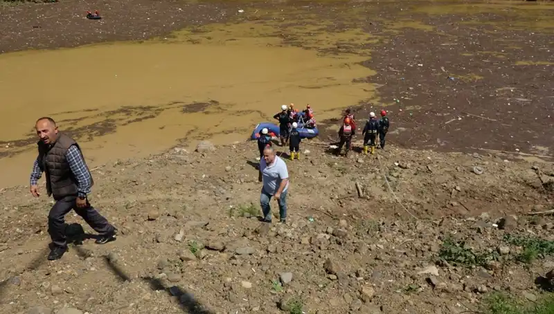Trabzon’da Sel Felaketi: Evindeki Suyu Tahliye Eden Adamın Dramı