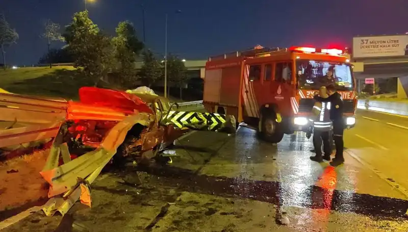Dikkatsiz Sürüşün Feci Sonucu: Bariyer Otomobile Saplandı!
