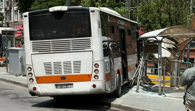 Belediye Otobüsü Tramvay Durağına Çarptı: Kaza Anı Gözler Önünde!