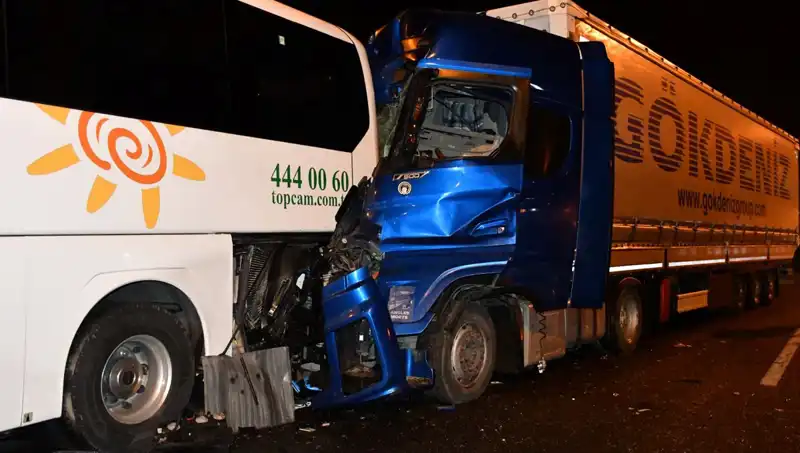 Türkiye'de Tur Otobüsü ile Tır Çarpıştı: 13 Yaralı, Kazanın Sebepleri Araştırılıyor