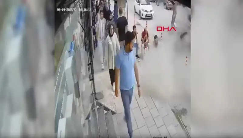 TIR Pastiği Patladı, Sokaktaki Herkes Şok Oldu!