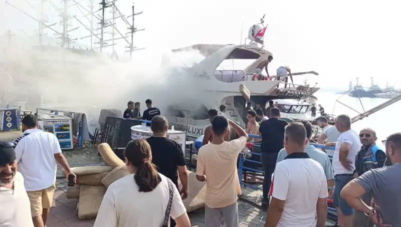 Antalya’da Gezi Teknesinde Yangın Paniği: Yolcular Sakin Kaldı