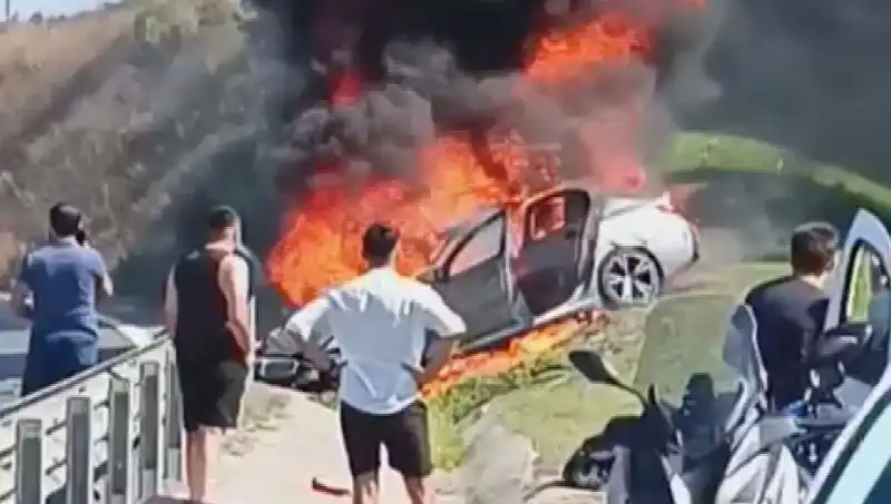 İstanbul TEM Otoyolu'nda Dehşet Anları: Otomobil Alev Alev Yandı