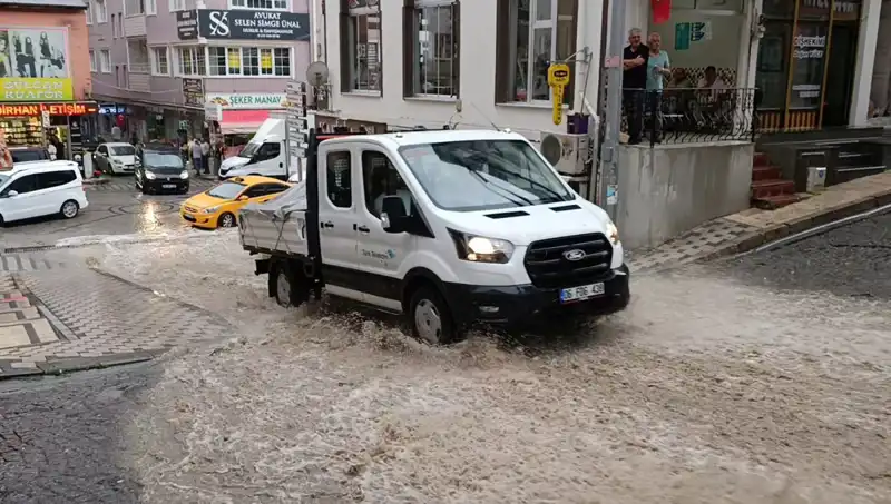 Aniden Gelen Sağanak, Şehrin Merkezini Su Altında Bıraktı