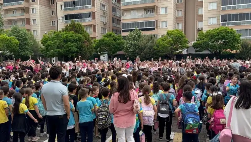 Öğrencilerden Annelere Duygusal Bir Sürpriz: Gözy yaşları içinde Şiir Performansı