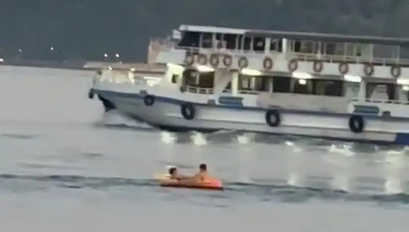Sarıyer Sahilinde İki Çocuk Denize Botla Açıldı, İnanılmaz Anlar Yaşandı!