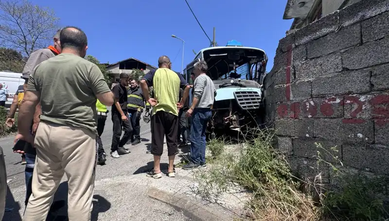 Minibüs Kazasında 14 Kişi Yaralandı: Detaylar ve Şok Edici Gelişmeler