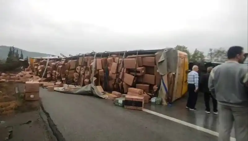 TEM Otoyolu’nda TIR Devrildi: Ankara Yolu Ulaşımına Kapandı!