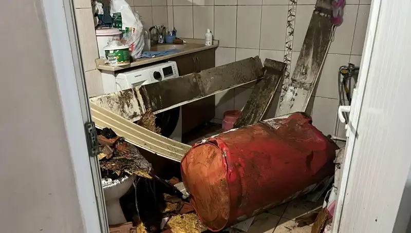 Ege Bölgesi'nde Fırtına Hayatı Olumsuz Etkiledi: Ağaçlar Düşüp Caddeler Beyaza Büründü