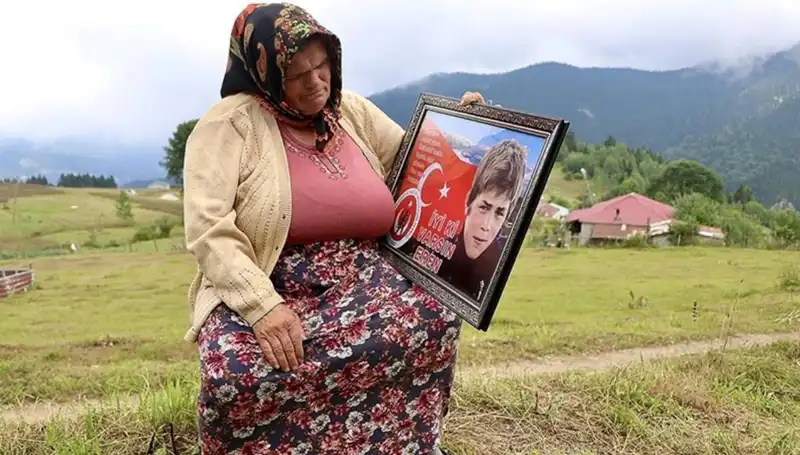 DEM Parti, Eren Bülbül’ün Annesini Unutmadı: Bayram Ziyareti Gerçekleşti