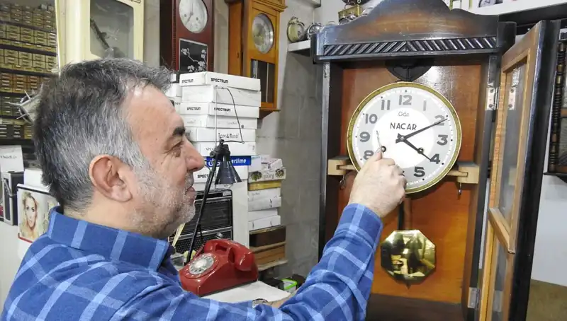 10 Metrekarede Zamana Direnen Usta: Tarihi Saatlerin Onarıcısı
