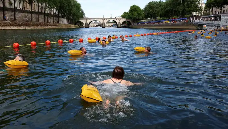 Paris'te Tarihi An! Seine Nehri Artık Herkesin Hizmetinde