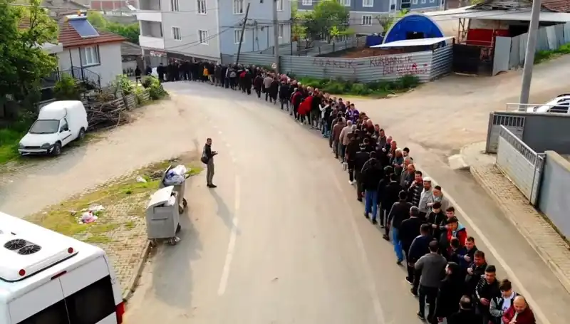 Bursa'da Bayram Geleneği: 1 Kilometrelik Bayramlaşma Kuyruğu Görücüye Çıktı