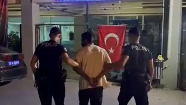İzmir’de 18 Yıldan Fazla Hapis Cezası Olan Firari Poliste Yakayı Ele Verdi